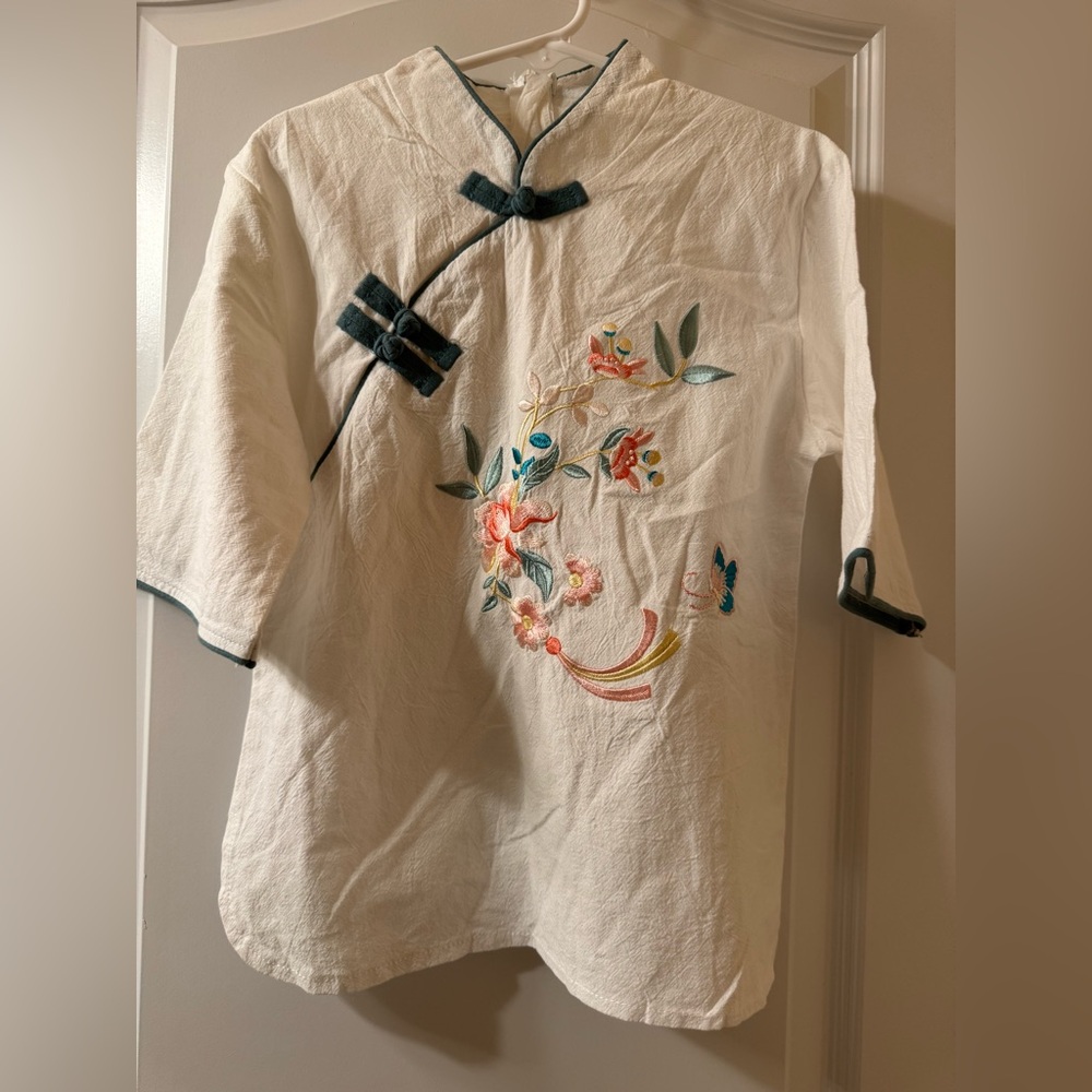 Embroidered Floral Girls White Top - Picture 2 of 9